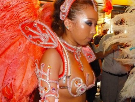 【おっぱい】サンバのリズムで踊りまくっているカーニバルを楽しむ女性のおっぱい画像がエロすぎる！【30枚】
