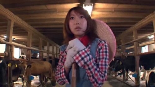 【エロ動画】牧場で働く素人さんが牛に囲まれた中でカウガールコス3Pｗｗｗ【素人】